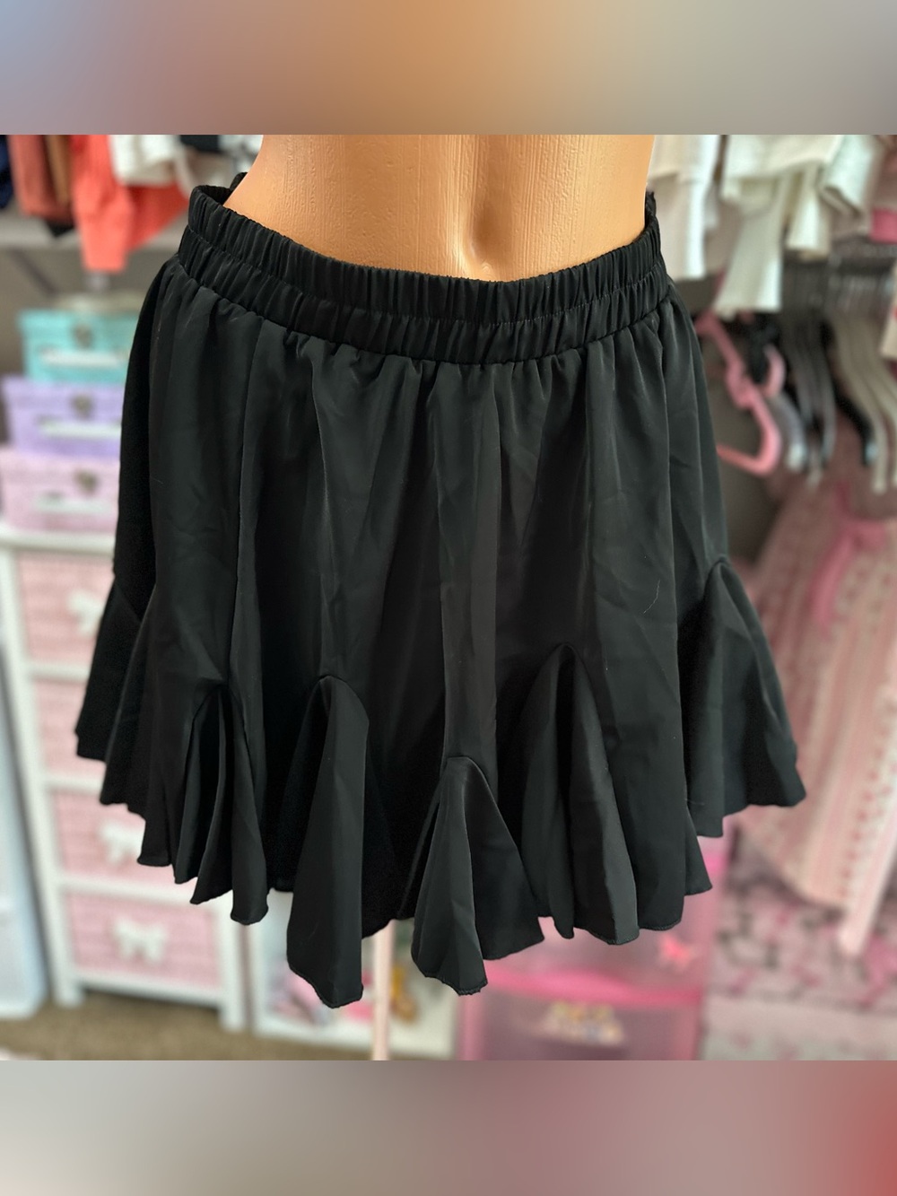 NWOT! Black Ruffled Skirt Large